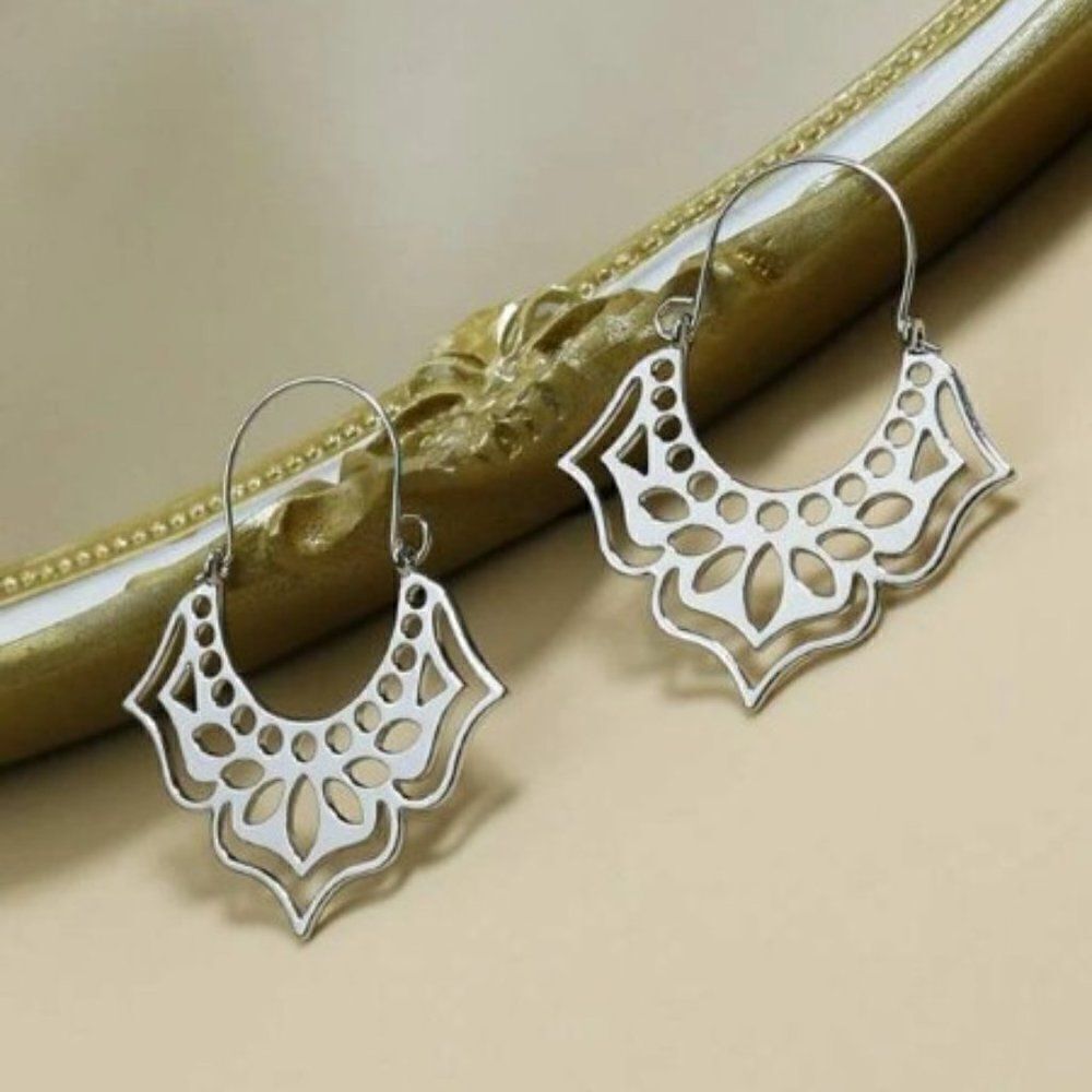 SILVER FILIGREE LOTUS FLOWER STYLE DANGLE EARRINGS